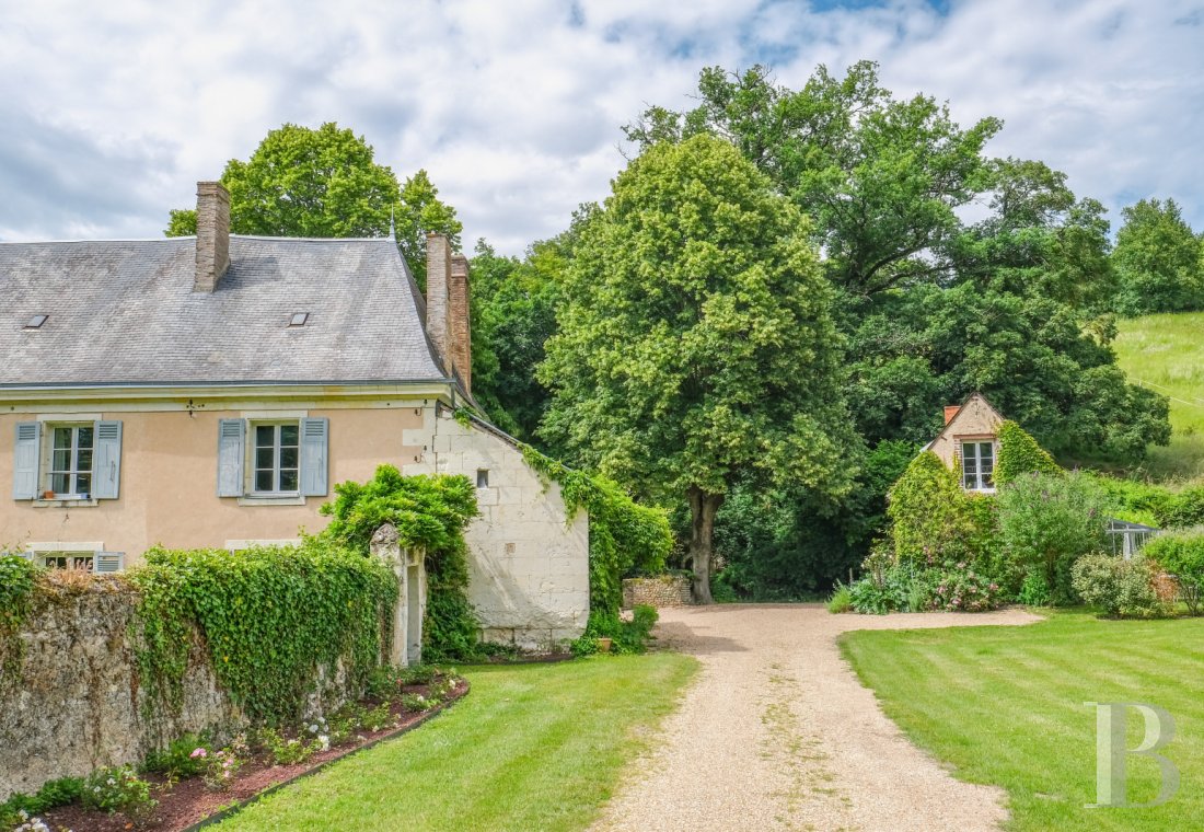 A artists' house with a cluster of small houses on the way to Le Mans - photo  n°55